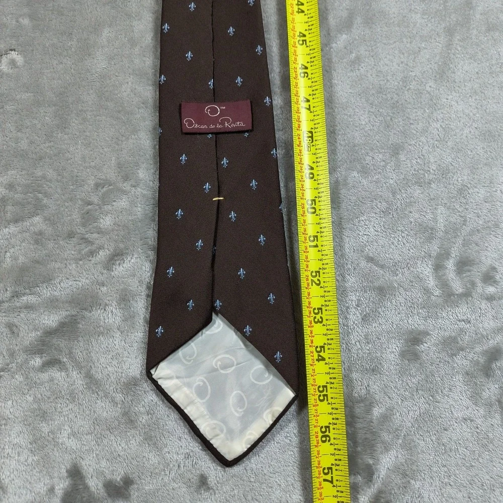 Oscar de la Renta tie gently